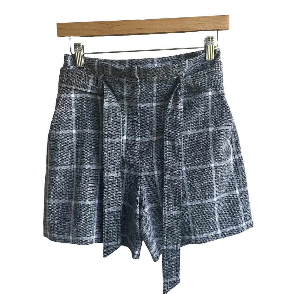 White House Black Market Gray and White Paper Bag Shorts Size 00